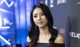 娱乐吃瓜女生主持戴眼镜,眼镜女主播的娱乐吃瓜盛宴